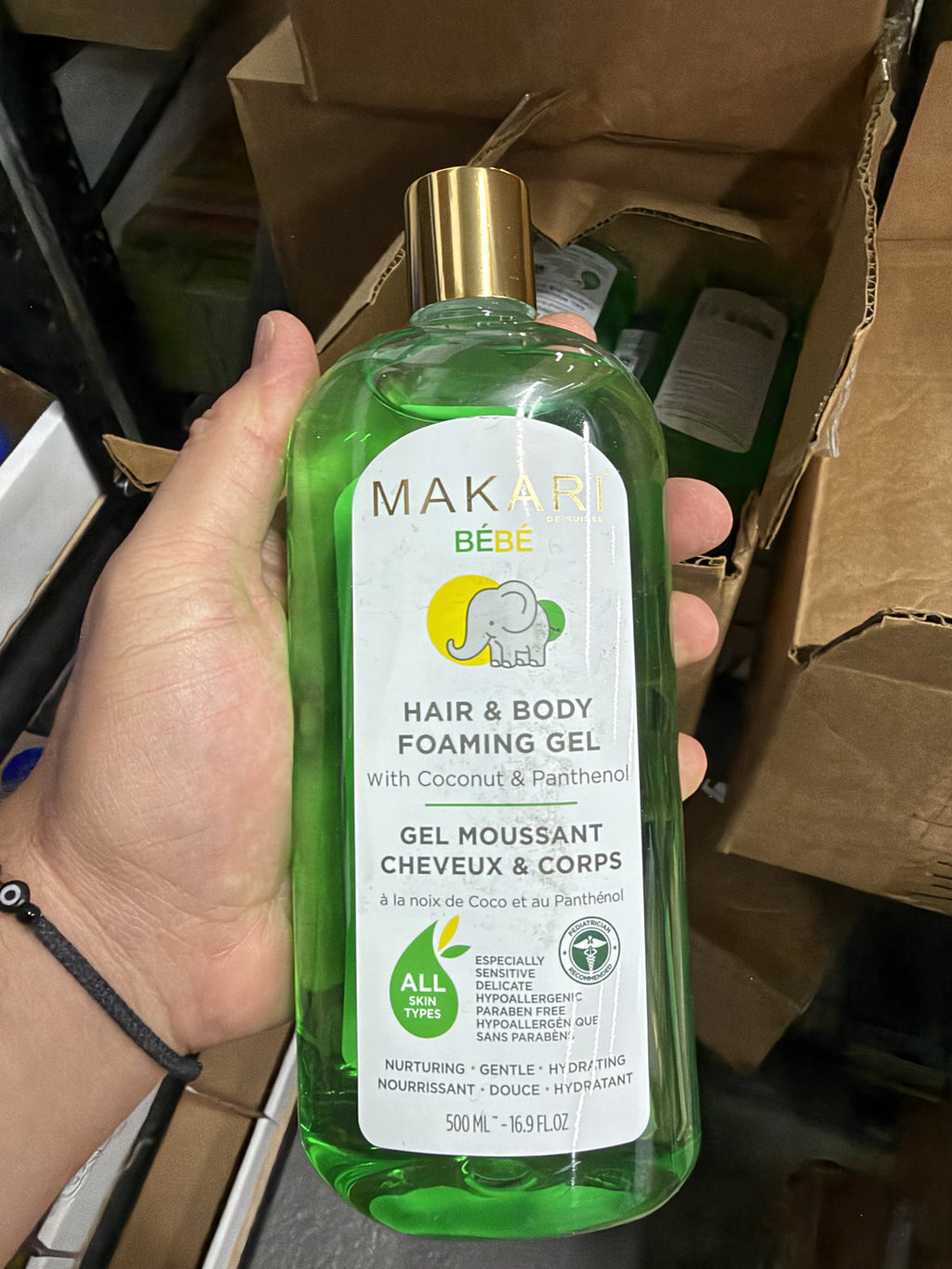Makari Bébé Hair & Body Foaming Gel in hand