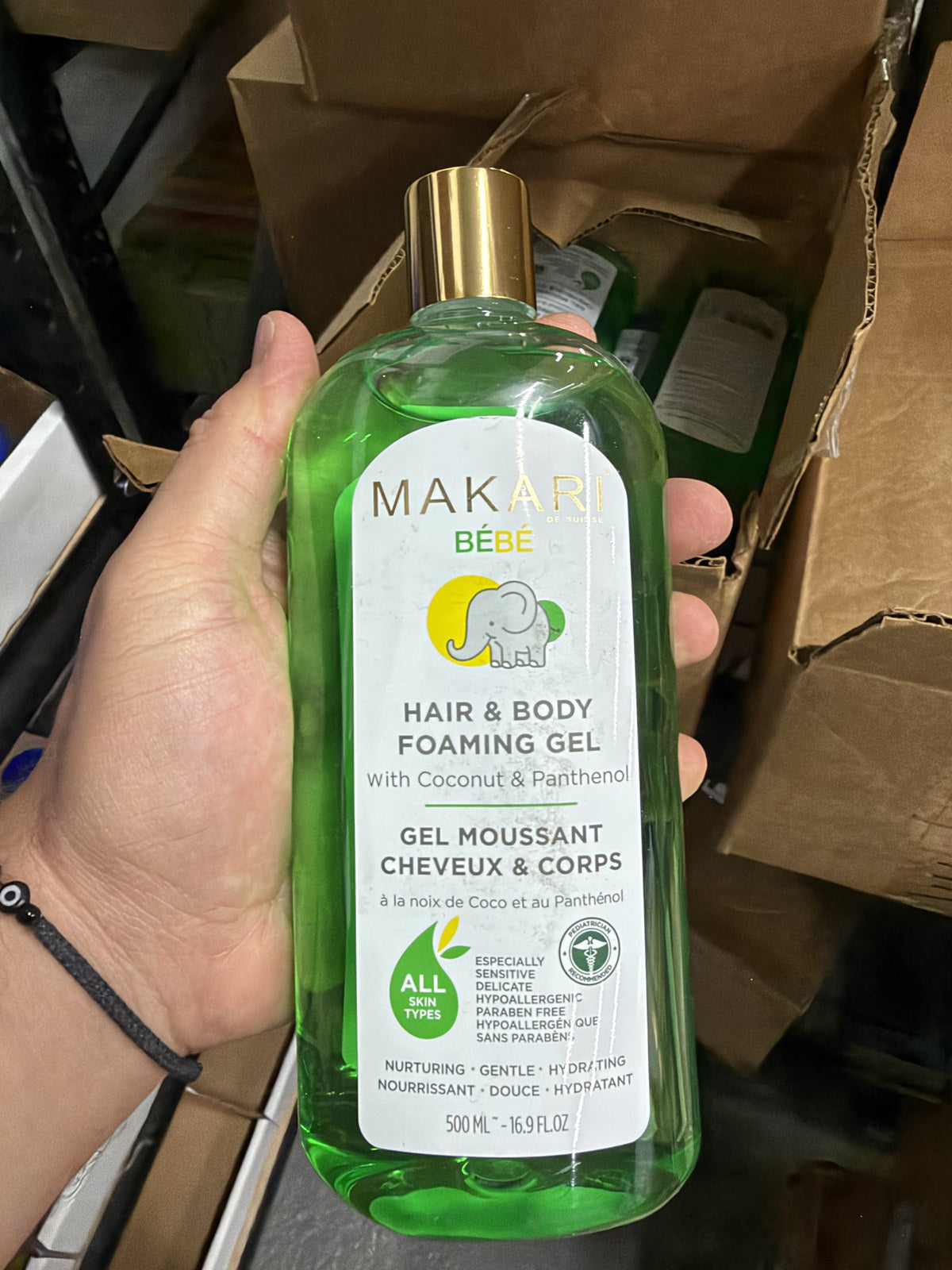 Makari Bébé Hair & Body Foaming Gel in hand